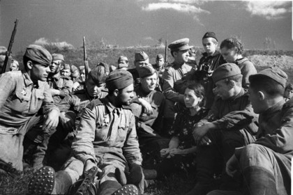 foto_vojnyodnopolchane-i-semya-pogibshego-geroyav-boyax-po.jpg
