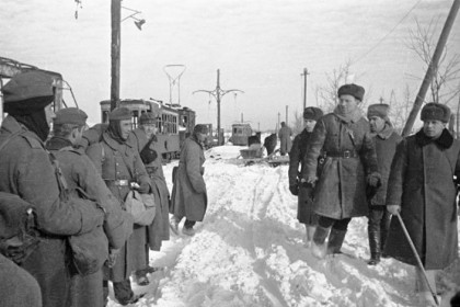 foto_vojnysovetskie-oficery-proxodyat-mimo-nemeckix-plenn.jpg