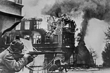 foto_vojnysovetskie-soldaty-v-ulichnyx-boyax-za-kenigsberg.jpg