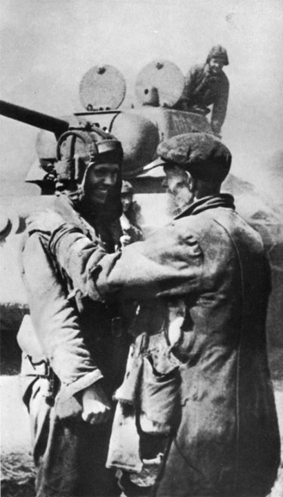foto_vojnypozhiloj-zhitel-osvobozhdennogo-xarkova-privets.jpg