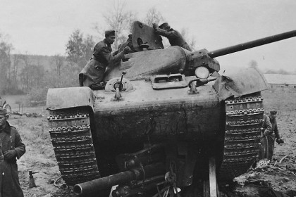foto_vojnysovetskij-srednij-tank-t-34-76-razdavil-nemeck.jpg