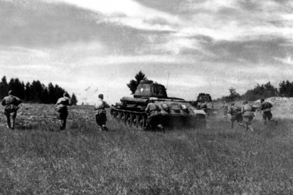 foto_vojnyataka-sovetskix-tankov-i-pexoty-kalininskij-f.jpg