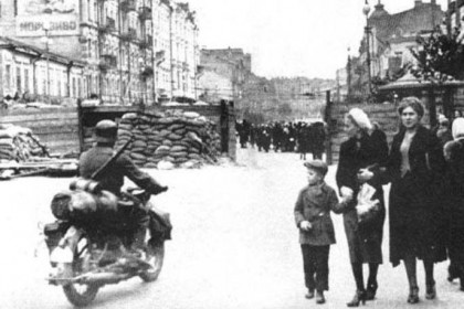 foto_vojnynemeckij-motociklist-na-kreshhatike-sentyabr-19.jpg
