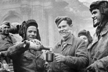 22-avgusta-1941-goda-voshlo-v-istoriyu-kak-den-rozhdeniya-zna.jpg