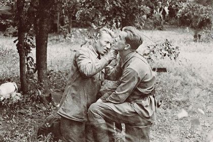 foto_vojnysovetskie-soldaty-v-pereryvax-mezhdu-boyami.jpg