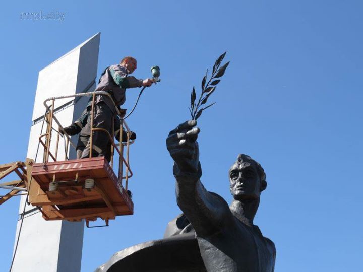 В Мариуполе начали ремонт памятника Воину-освободителю