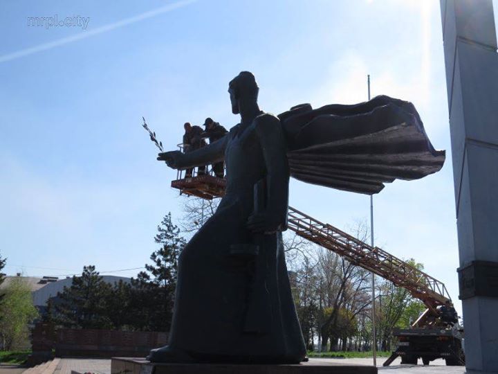 В Мариуполе начали ремонт памятника Воину-освободителю