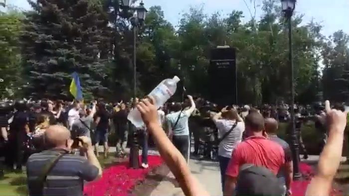В Харькове представители Национального корпуса снесли бюст маршалу Жукову