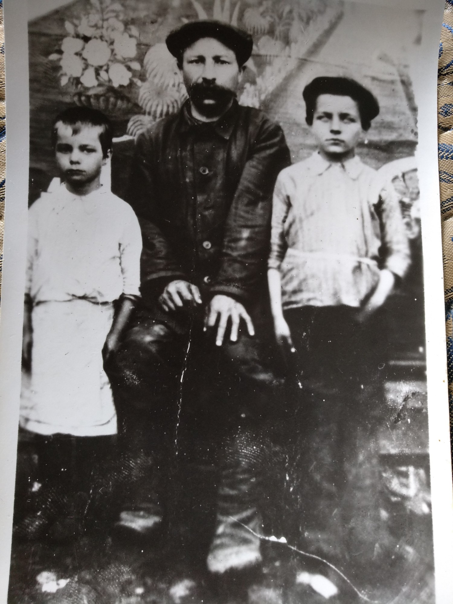 Отец моей мамы с старшими детьми Наташей и Сашей.