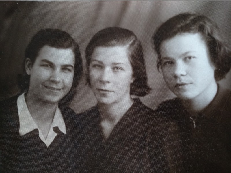 Слева Наташа (старшая сестра моей мамы), в центре Катя (моя мама), справа Аня (младшая сестра мамы).