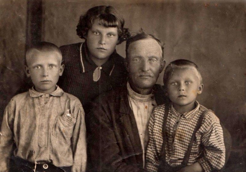 бабушка Федосья с отцом, племянником и младшим братом до войны.