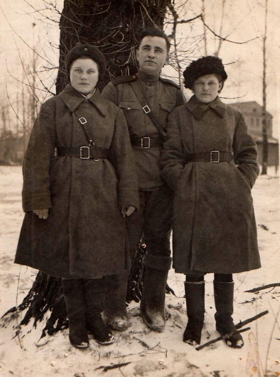 Федосья - справа. Ленинградский фронт, 1943 г.