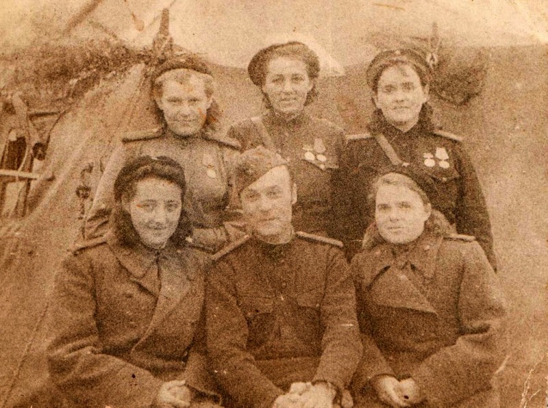 Федосья - слева в верхнем ряду. Снимок вероятно сделан по случаю награждения в честь снятия блокады Ленинграда.