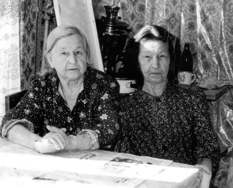 Тётя Зина (справа) со своей старшей сестрой Марией Васильевной.