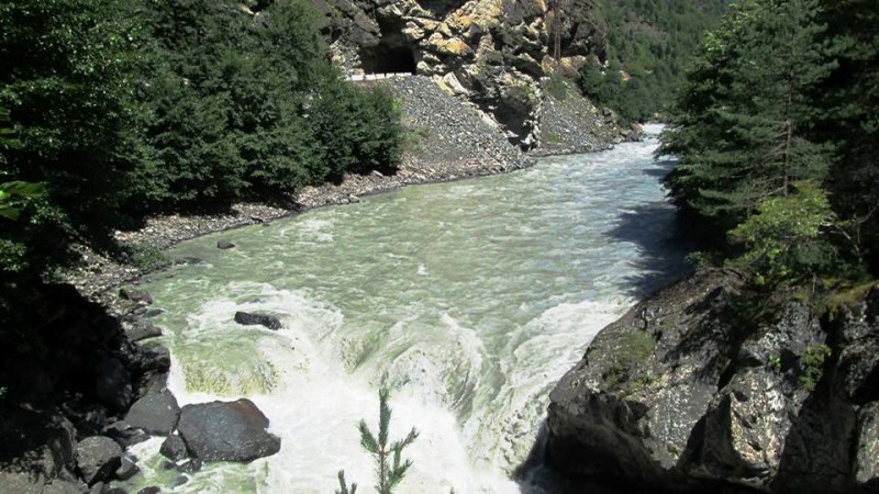 река Ингури. фото с сайта: https://v-georgia.com/showplaces/puteshestvie-na-reku-inguri/