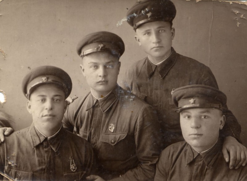 А.М.Мерзляков (крайний справа) с товарищами. 6.04.1940 