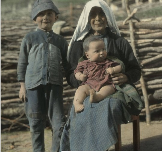 Бабушка и внуки в Лачамуле. 1929 г. https://photochronograph.ru/2014/10/16/svanetiya-v-1929-godu/