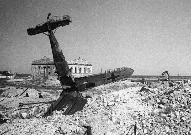 Подбитый и севший на вынужденную немецкий истребитель Bf.109 в центре Сталинграда . Отсюда: https://waralbum.ru/384971/