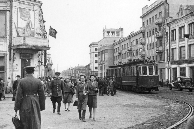 г. Уфа. 1945 г. г. Уфа была тылом, но помогала фронту солдатами, госпиталями, промышленностью. Сюда были эвакуированы более 100 предприятий. https://regnum.ru/news/society/2934438.html