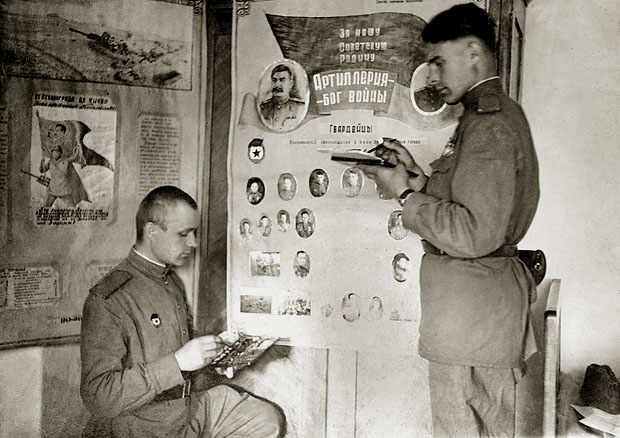 На политзанятиях в пехотном училище. Уфа, 1943 год.. Отсюда: http://ugvim.ru/virtualmuseum/zal-istorii-urala/voennye-uchilishcha/