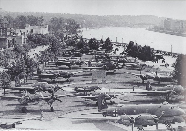 г.Москва. 1943г. Выставка трофейного оружия в В ЦПКиО им. М.Горького. Отсюда: https://back-in-ussr.com/2015/05/progulka-po-moskve-1943-goda.html