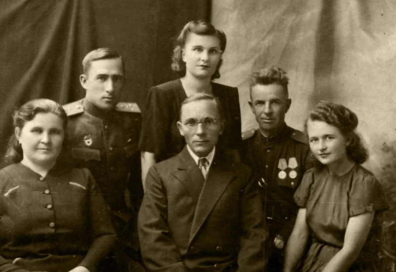 1945 год. Справа - Иван Николаевич с женой Клавдией.