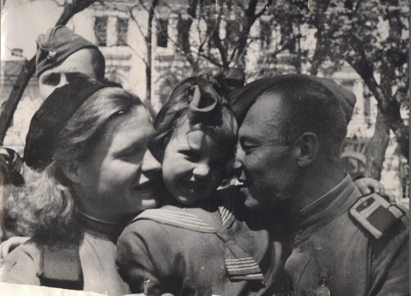 На одной из улиц Астрахани в день Победы над Германией. 9 мая 1945 г. фото с сайта: http://pobeda70.astrgorod.ru/voyna-v-fotografiyah