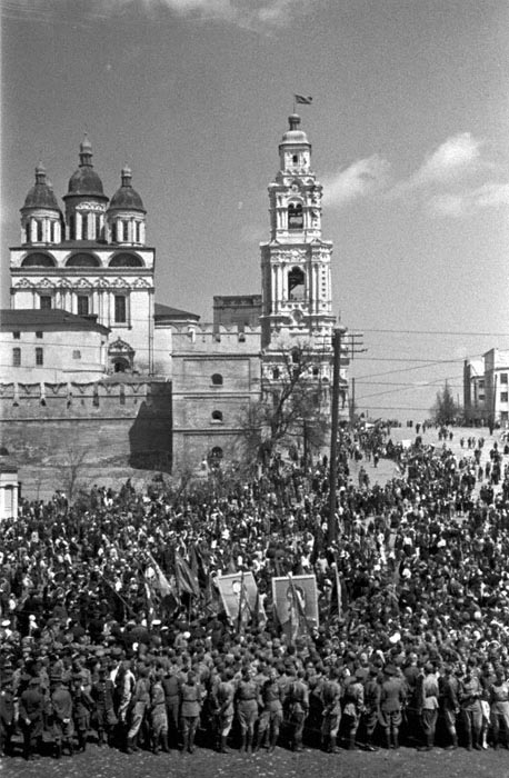 Демонстранты на площади Астрахани во время празднования Дня Победы. Отсюда:  http://victory.rusarchives.ru/photo/demonstranty-na-ploshchadi-astrahani-vo-vremya-prazdnovaniya-dnya-pobedy