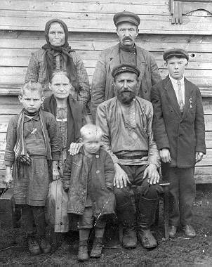 Семья бабушки Федосьи. Она - стоит слева. На фото также ее братья, отец, мать и бабушка с дедушкой.