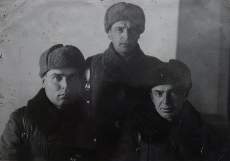г.Волчанск, 1942 г. Справа - Войнаровский И.Н,слева  - комполка И.М. Степанов.