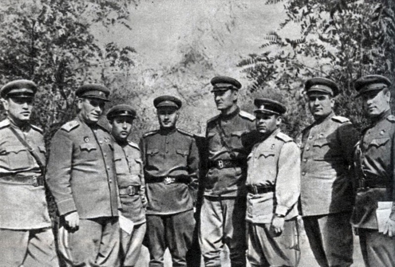 Командующий 56-й армией А.А. Гречко (четвертый справа) среди офицеров и генералов 11-го гвардейского корпуса.   Отсюда: https://xn--80abjd7bf.xn--80acgfbsl1azdqr.xn--p1ai/https://xn--80abjd7bf.xn--80acgfbsl1azdqr.xn--p1ai/%D0%BD%D0%B0%D1%88%D0%B0%20%D0%BF%D0%BE%D0%B1%D0%B5%D0%B4%D0%B0/%D0%B2%D0%B5%D1%85%D0%B8/%D0%BD%D0%BE%D0%B2%D0%BE%D1%80%D0%BE%D1%81%D1%81%D0%B8%D0%B9%D1%81%D0%BA