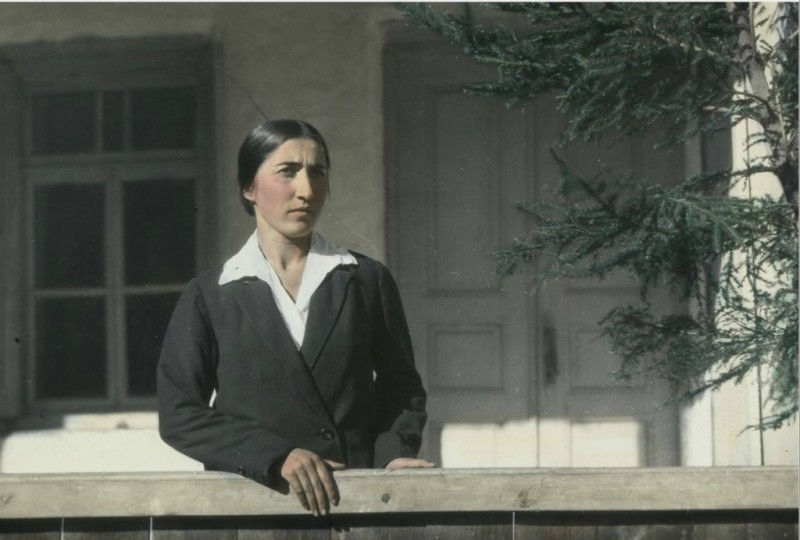 Женщина из семьи Джапаридзе в Местиа. 1929 г. источник фото: https://photochronograph.ru/2014/10/16/svanetiya-v-1929-godu/ 