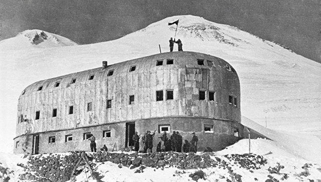 Приют 11-и. Самая высокогорная гостиница СССР, высота около  (высота 4000 м.) Была занята в августе 1942 г. немецкими горными егерями 