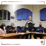 На изображении может находиться: 1 человек, сидит