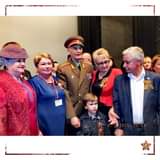 Возможно, это изображение (7 человек, люди стоят и текст)