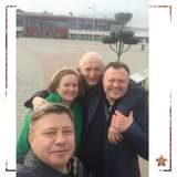 Возможно, это изображение (4 человека и люди стоят)