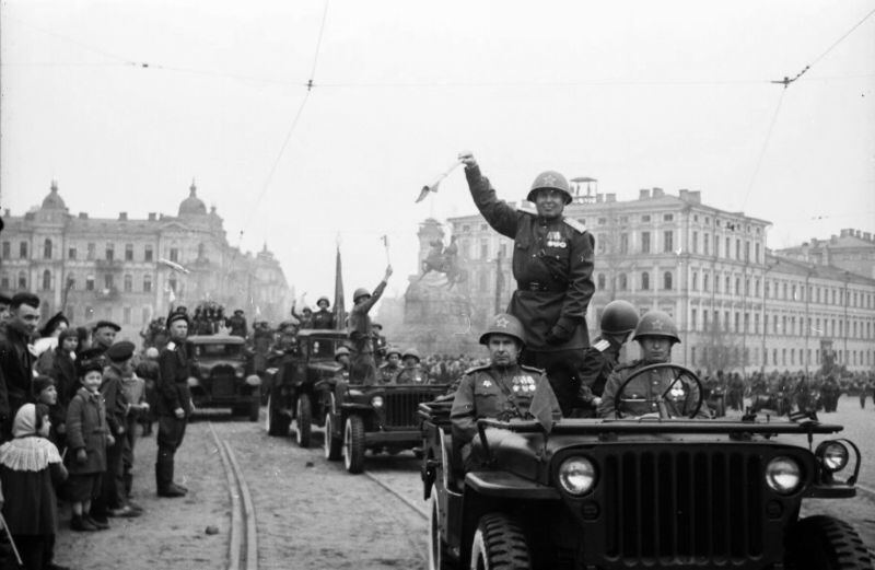 Фото дня: 📷 Автоколонна на параде в Киеве 1 мая 1945 года.

В кадре...