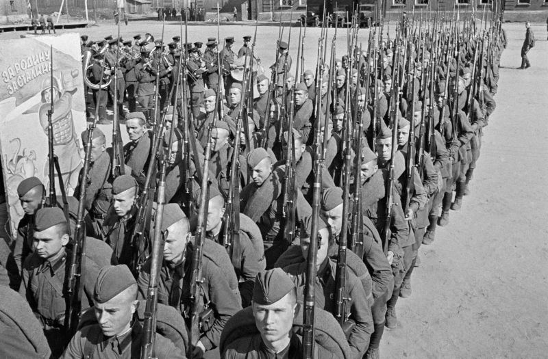 Фото дня: 📷 Колонна красноармейцев отправляется на фронт, 1941...