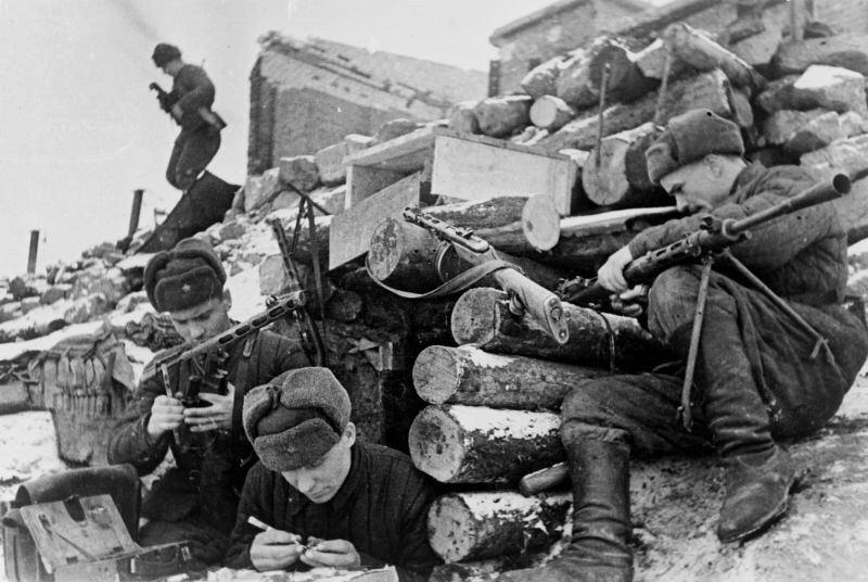 Фото дня: 📷 Красноармейцы у землянки в Сталинграде заняты...