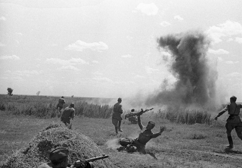 Фото дня: 📷 Советские автоматчики атакуют противника в степи...