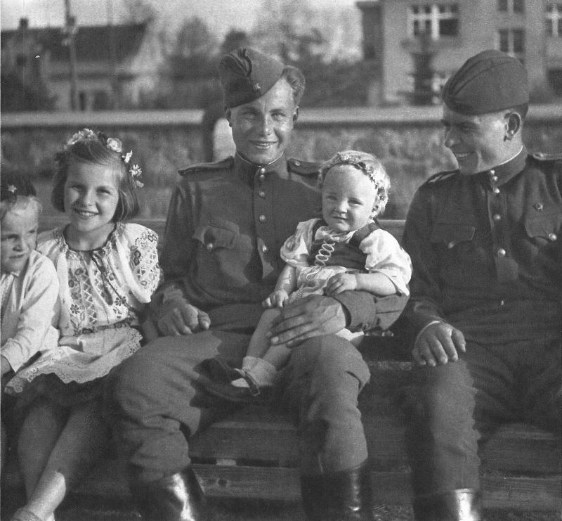 Фото дня: 📷 Советские офицеры с чешскими детьми в...