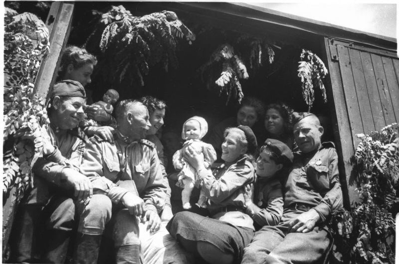 Фото дня: 📷 Советские солдаты фотографируются в вагоне поезда...