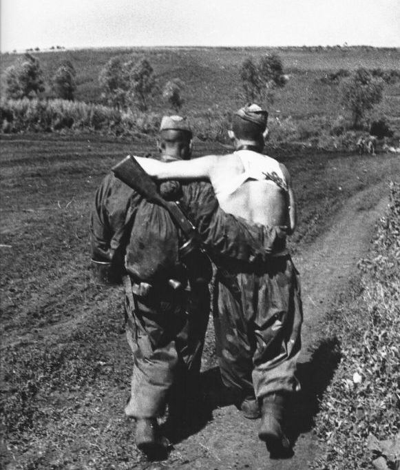 Фото дня: 📷 Советский боец помогает идти своему раненому в бою...