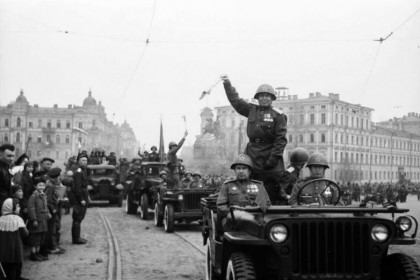 дня-Автоколонна-на-параде-в-Киеве-1-мая-1945.jpg