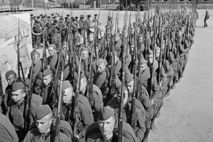 дня-Колонна-красноармейцев-отправляется-на-фронт-1941.jpg