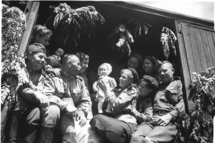 дня-Советские-солдаты-фотографируются-в-вагоне-поезда.jpg