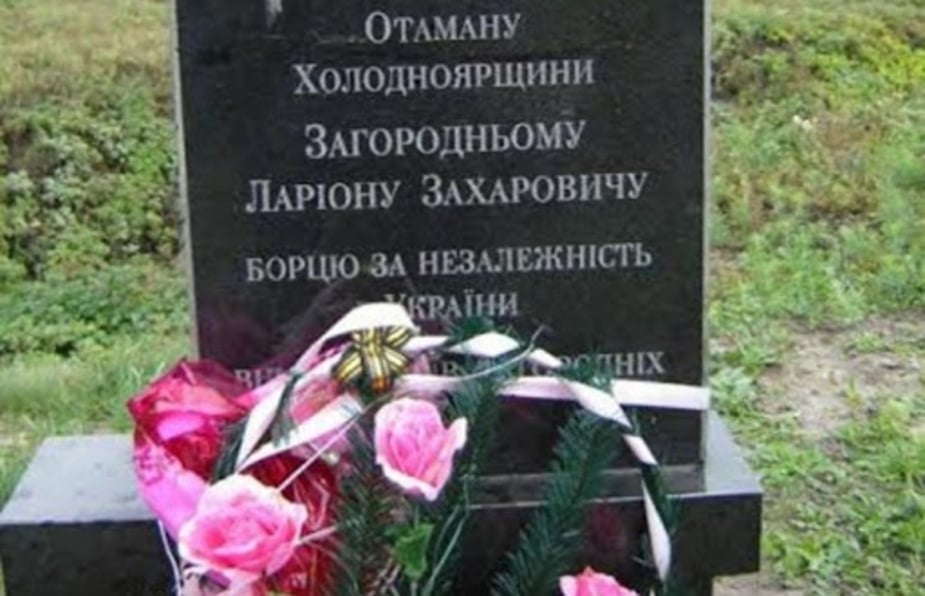 Эдуард Долинский: На фото: памятник