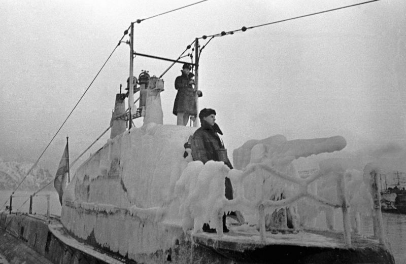 Фото дня: Покрытая льдом советская подводная лодка Щ-402 после...