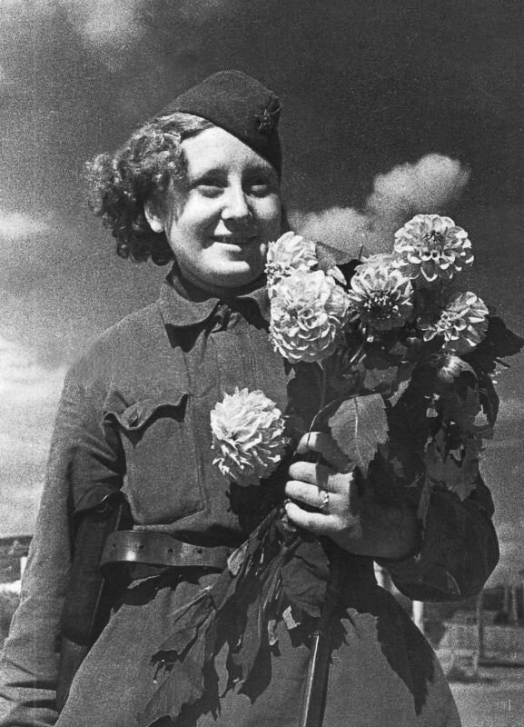 Фото дня: Портрет советской девушки-военнослужащей...