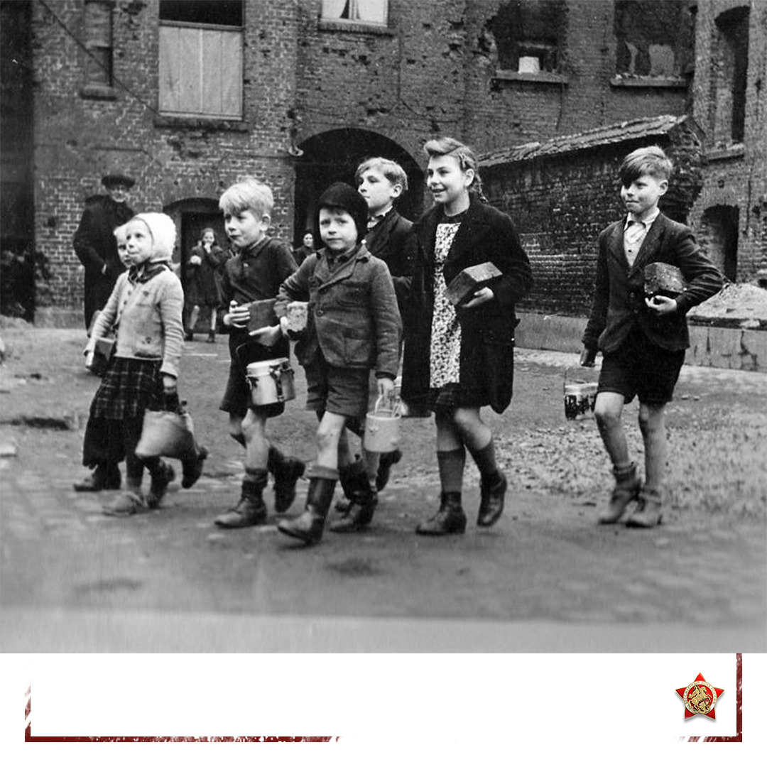 Немецкие дети в россии. Полевые кухни в Берлине 1945г. Берлин 1945 мирные жители. Германия 1945 немцы дети. Немецкие дети Берлин 1945 года.